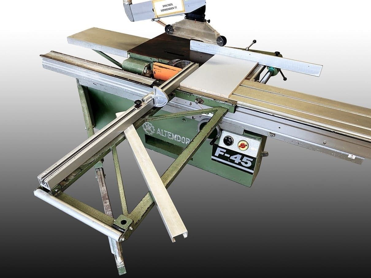 Formatkreissäge Altendorf F45, Zuschnitt, winkelgenaues Aufteilen von plattenförmigen Werkstücken